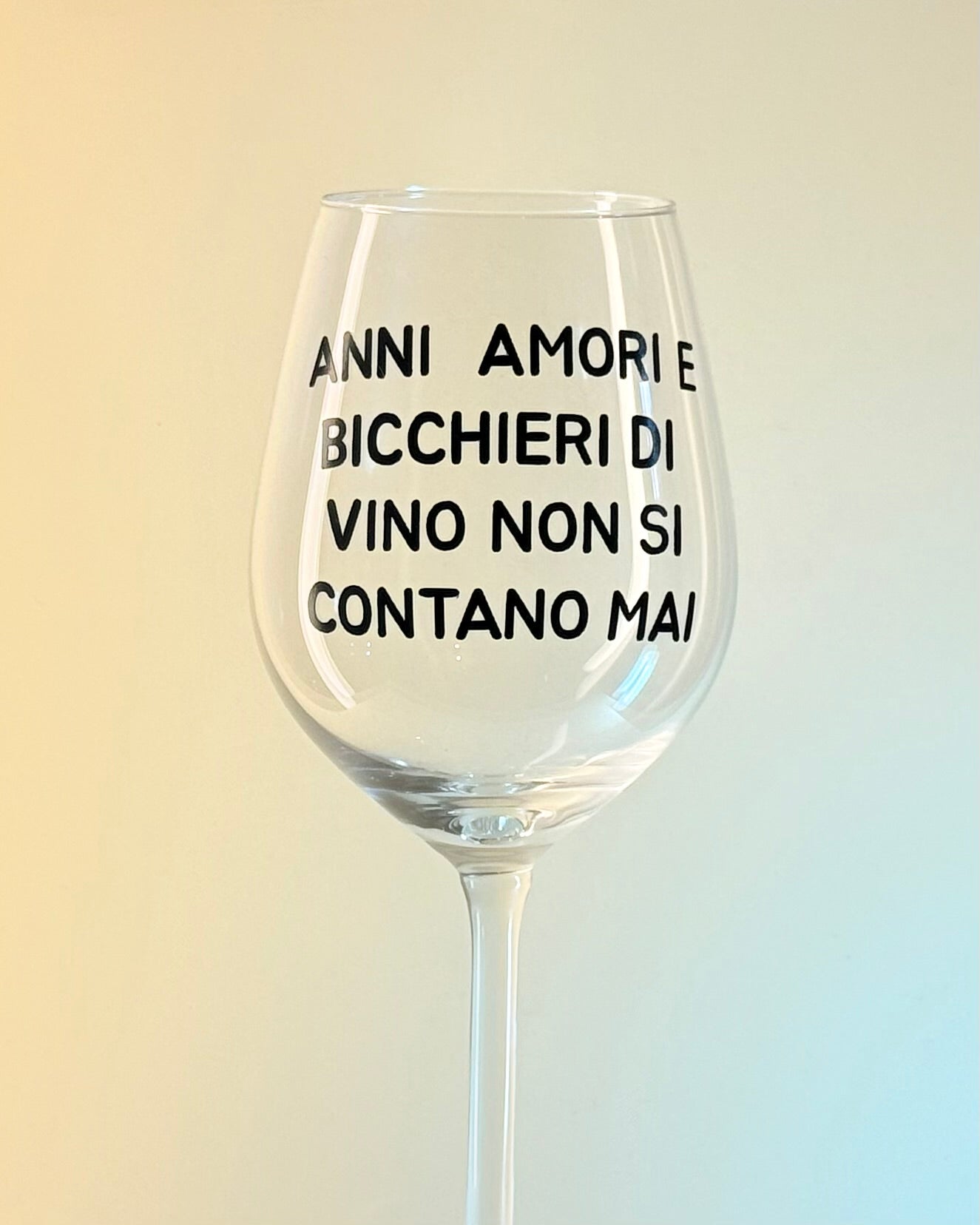 Calice in vetro con scritte