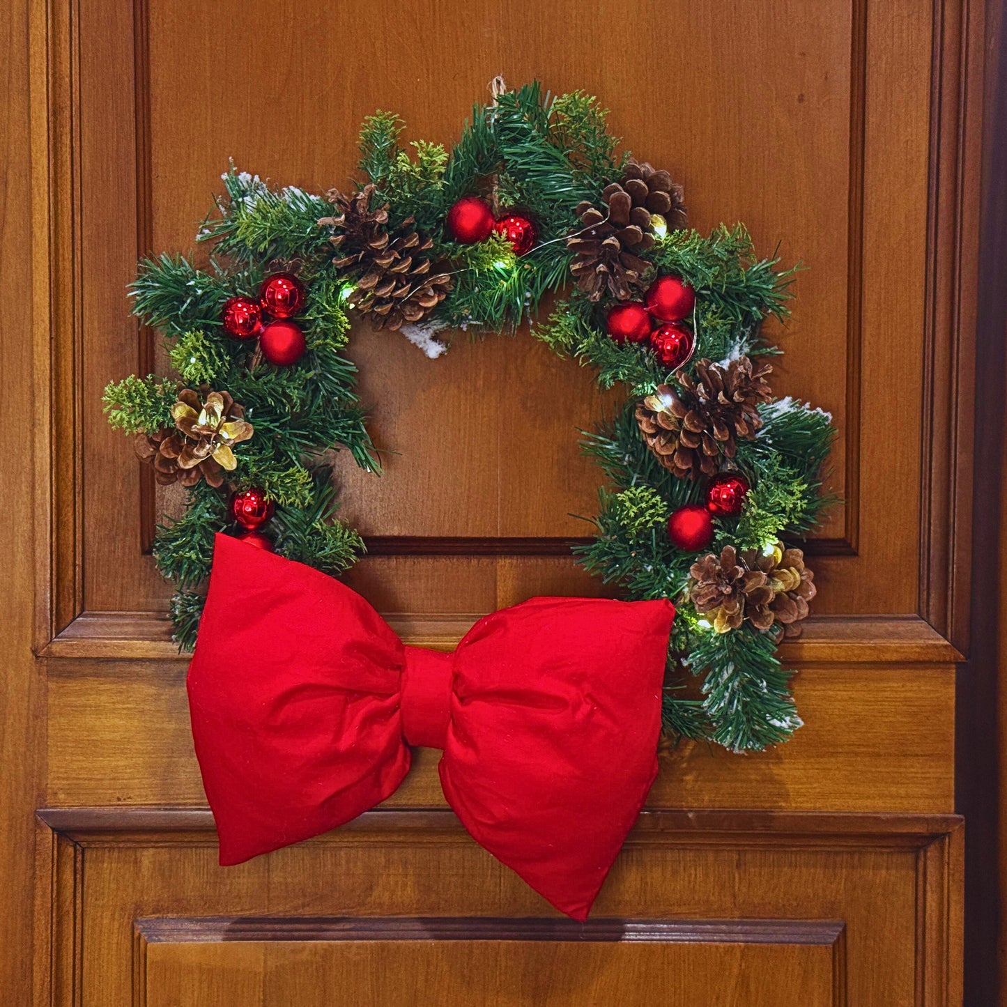 Ghirlanda oro con luci e fiocco