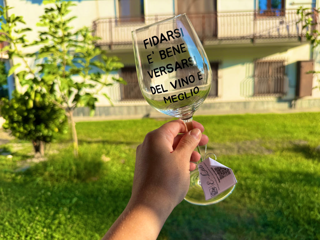 Calice - FIDARSI E' BENE, VERSARSI DEL VINO E' MEGLIO